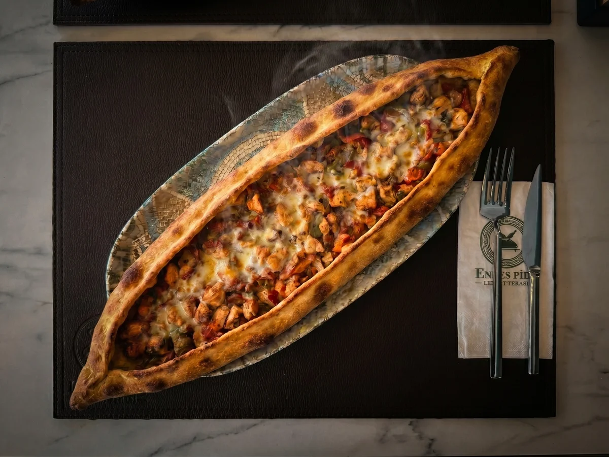 Tavuklu Kaşarlı Pide